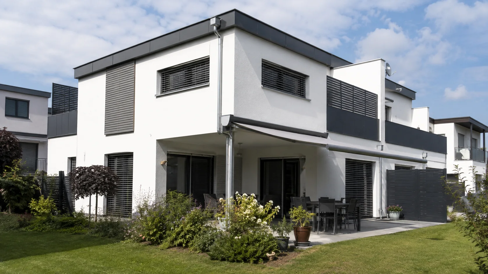 Modernes Wohnhaus mit Terrasse und Sichtschutz